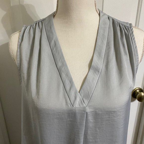 S Alfani Solid Silver/Light Gray Satiny Sleeveless V-Neck Top - Picture 4 of 5